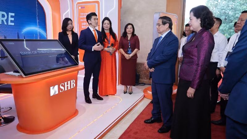 Phó Chủ tịch Hội đồng quản trị SHB Đỗ Quang Vinh trình bày giải pháp thanh toán tích hợp trước Thủ tướng và lãnh đạo Nhà nước.