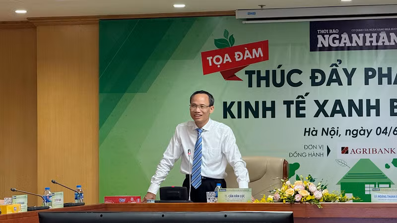 Tiến sĩ Cấn Văn Lực phát biểu tại Tọa đàm.