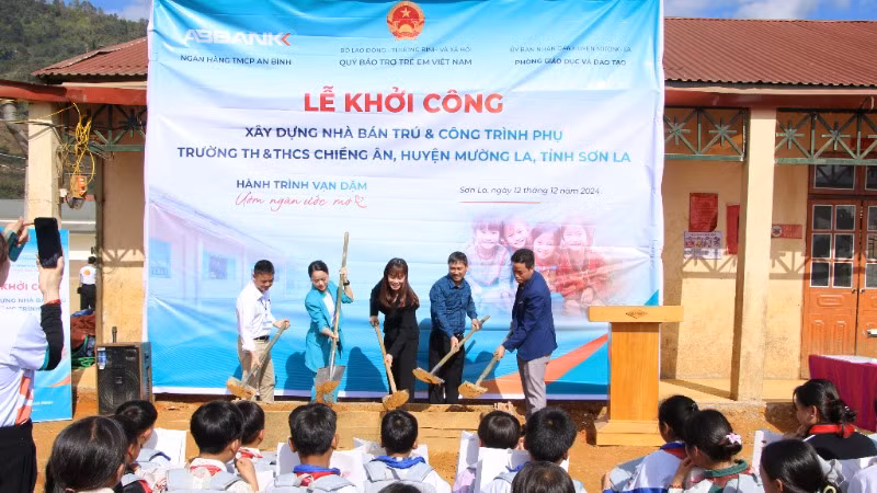 Đại diện ABBANK, Quỹ Bảo trợ Trẻ em Việt Nam cùng đại diện chính quyền địa phương thực hiện nghi lễ khởi công xây dựng nhà bán trú và công trình phụ trợ tại điểm trường Nong Hoi Dưới, Trường tiểu học và trung học cơ sở Chiềng Ân, huyện Mường La, tỉnh Sơn La.