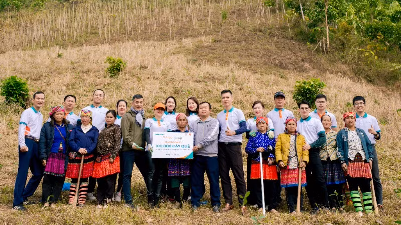 100.000 cây quế được trao tận tay tới 200 hộ dân xã Pá Lau (Yên Bái).