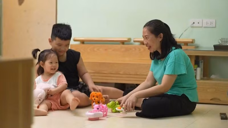 Gia đình chị Nguyễn Thị Kiều Vy ở Phường Kiến Hưng, quận Hà Đông, Hà Nội vui mừng khi được Ngân hàng Chính sách xã hội cho vay 600 triệu đồng vốn ưu đãi để mua nhà ở xã hội.