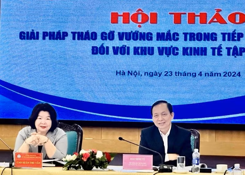 Phó Thống đốc Thường trực Ngân hàng Nhà nước Đào Minh Tú (phải) và Chủ tịch Liên minh Hợp tác xã Việt Nam Cao Xuân Thu Vân (trái) đồng chủ trì Hội thảo. Phó Thống đốc Thường trực Ngân hàng Nhà nước Đào Minh Tú (phải) và Chủ tịch Liên minh Hợp tác xã Việt Nam Cao Xuân Thu Vân (trái) đồng chủ trì Hội thảo.