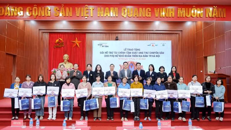 Trao tặng gói hỗ trợ tài chính tại Hà Nội. 