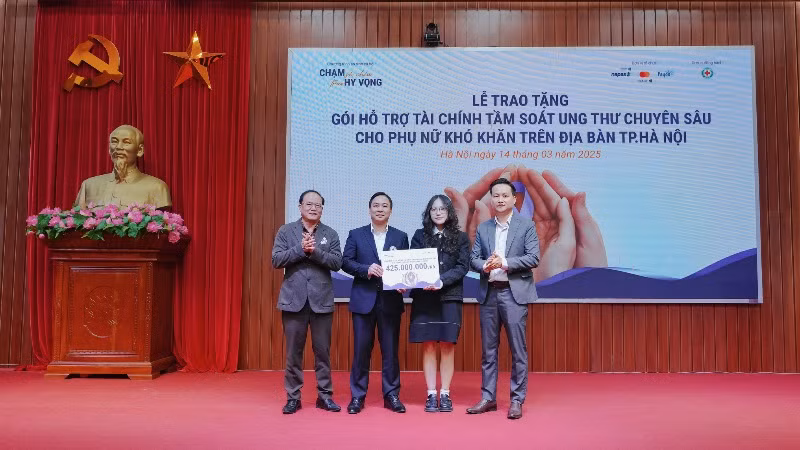 Đại diện NAPAS và Payoo trao tặng gói hỗ trợ tài chính.