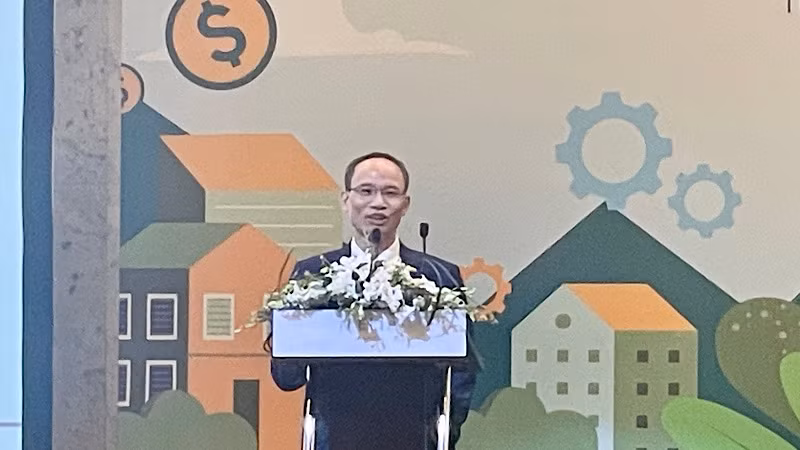 Chuyên gia Kinh tế trưởng BIDC Cấn Văn Lực trình bày tóm tắt nội dung Báo cáo tại Hội thảo. Chuyên gia Kinh tế trưởng BIDC Cấn Văn Lực trình bày tóm tắt nội dung Báo cáo tại Hội thảo.