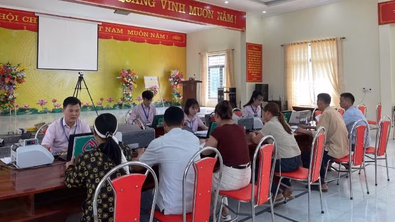 Giải ngân vay vốn tại Điểm giao dịch Ngân hàng chính sách xã hội huyện Lục Yên (Yên Bái).