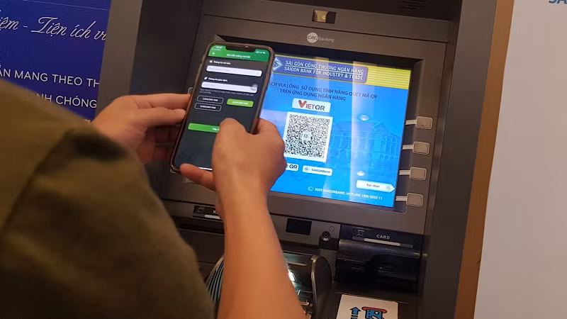 Khách hàng trải nghiệm rút tiền qua mã VietQR tại cây ATM.