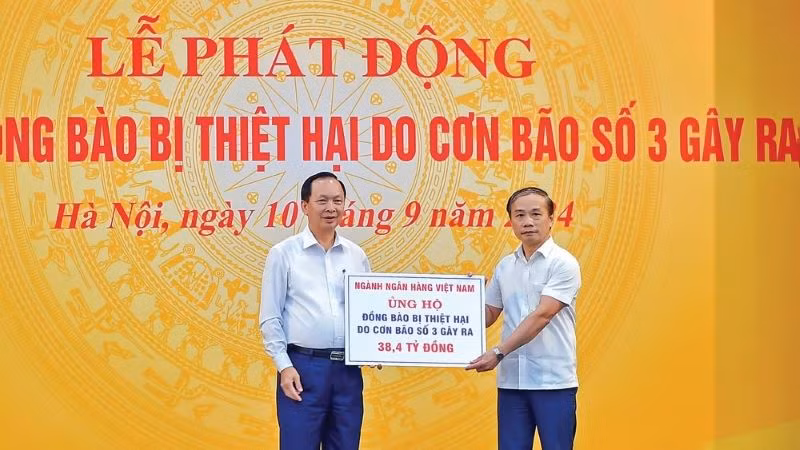 Phó Thống đốc Thường trực Ngân hàng Nhà nước Việt Nam Đào Minh Tú đại diện trao 38,4 tỷ đồng là đóng góp của ngành ngân hàng ủng hộ đồng bào bị thiệt hại do bão số 3.