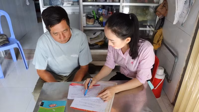 Cán bộ tín dụng của Ngân hàng Chính sách xã hội thăm, hướng dẫn hộ vay vốn tại Kiên Giang. Cán bộ tín dụng của Ngân hàng Chính sách xã hội thăm, hướng dẫn hộ vay vốn tại Kiên Giang.