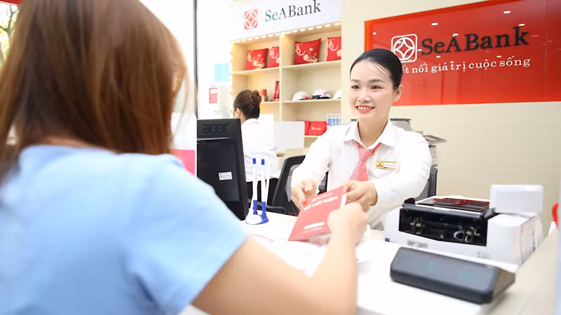 Khách hàng giao dịch tại chi nhánh ngân hàng SeABank