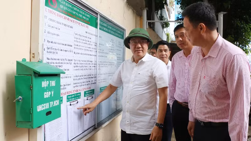 Tổng Giám đốc Ngân hàng Chính sách xã hội Dương Quyết Thắng kiểm tra hoạt động tín dụng chính sách tại chi nhánh Thành phố Hồ Chí Minh.