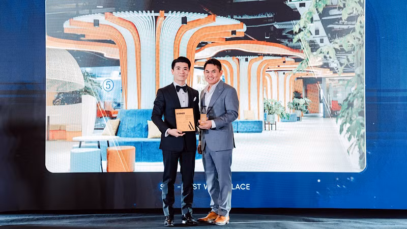 Ông Đỗ Quang Vinh (bên trái) nhận giải thưởng từ Ban tổ chức.