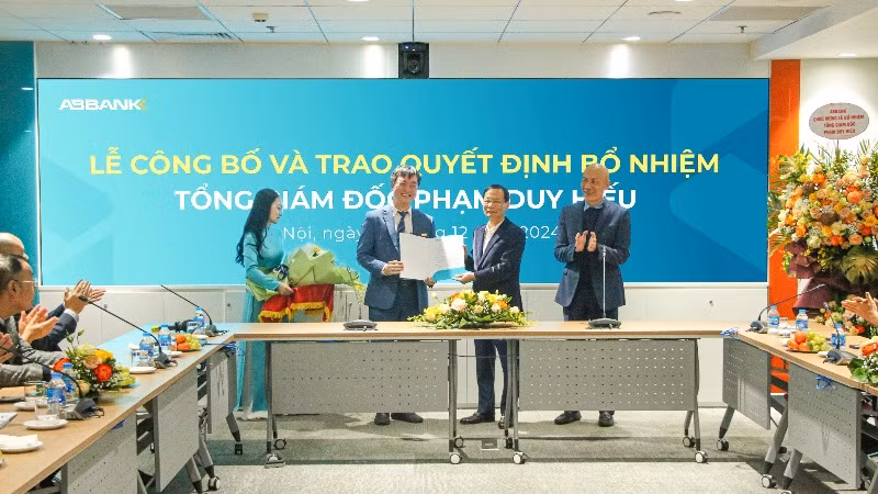 Hội đồng Quản trị ABBANK trao quyết định bổ nhiệm cho ông Phạm Duy Hiếu. Hội đồng Quản trị ABBANK trao quyết định bổ nhiệm cho ông Phạm Duy Hiếu.