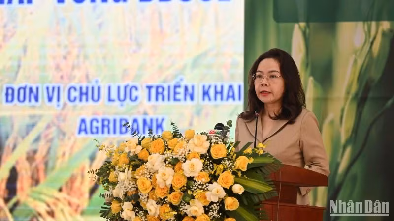 Bà Hà Thu Giang thông tin nội dung Chương trình tín dụng ưu đãi. Bà Hà Thu Giang thông tin nội dung Chương trình tín dụng ưu đãi.