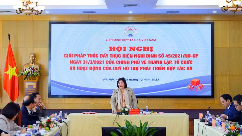 Chủ tịch Liên minh Hợp tác xã Việt Nam Cao Xuân Thu Vân phát biểu tại Hội nghị. Chủ tịch Liên minh Hợp tác xã Việt Nam Cao Xuân Thu Vân phát biểu tại Hội nghị.