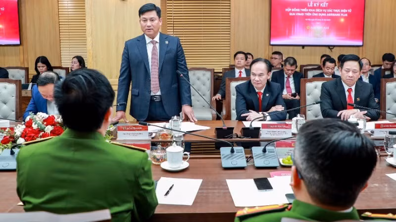 Đồng chí Phạm Toàn Vượng - Phó Bí thư Đảng ủy phụ trách Đảng bộ, Thành viên HĐTV, Tổng Giám đốc Agribank phát biểu tại Lễ ký kết. Đồng chí Phạm Toàn Vượng - Phó Bí thư Đảng ủy phụ trách Đảng bộ, Thành viên HĐTV, Tổng Giám đốc Agribank phát biểu tại Lễ ký kết.