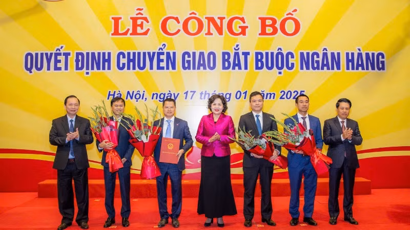 Lễ công bố quyết định chuyển giao bắt buộc ngân hàng.