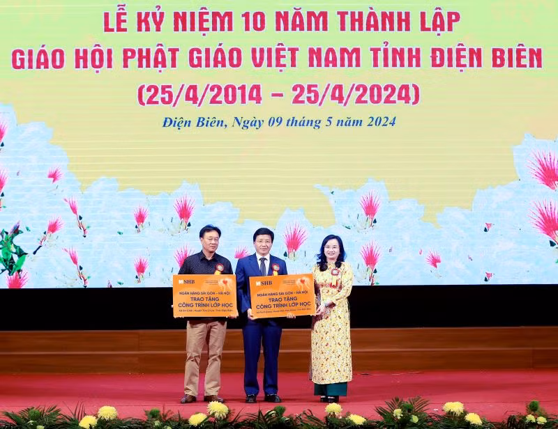 Bà Ngô Thu Hà - Tổng Giám đốc SHB trao tặng 2 công trình lớp học tại các trường phổ thông dân tộc bán trú tiểu học xã Sín Chải và xã Phình Giàng, tỉnh Điện Biên.