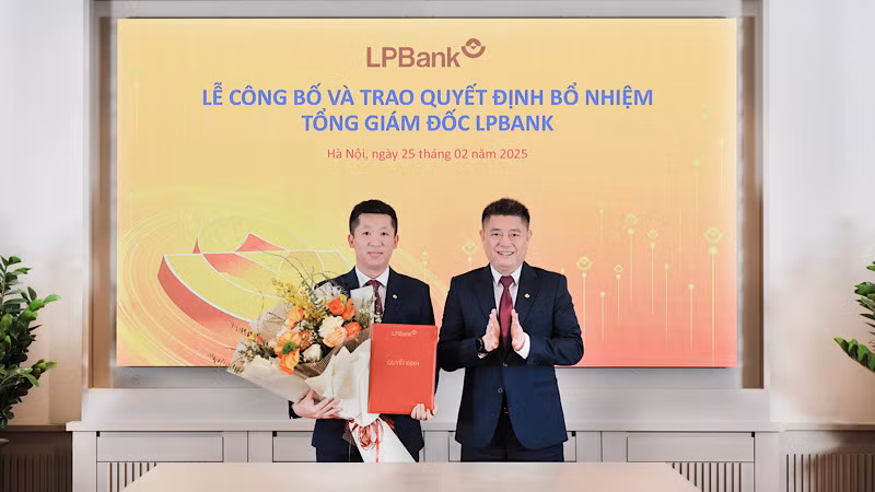 Ông Nguyễn Đức Thụy, Chủ tịch HĐQT LPBank (phải) trao quyết định bổ nhiệm cho ông Vũ Quốc Khánh, Tổng giám đốc LPBank (trái).