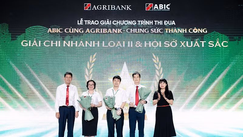 Trao giải Chi nhánh loại II và Hội sở xuất sắc.