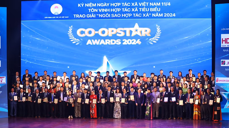 100 Hợp tác xã tiêu biểu được vinh danh tại buổi lễ.