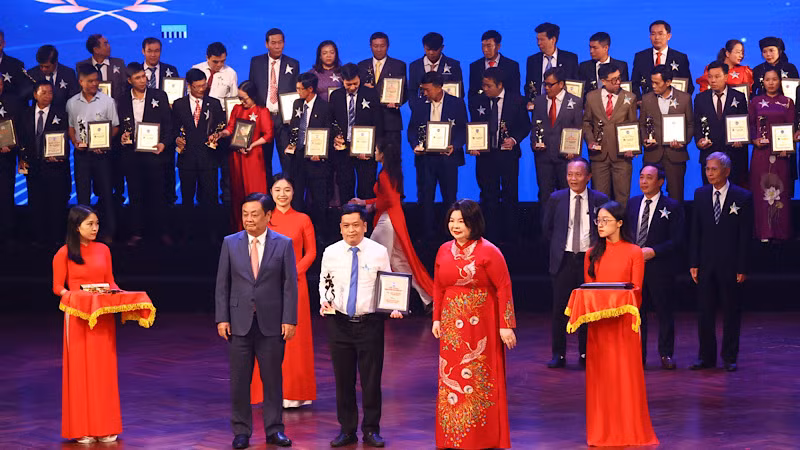 Tôn vinh các Hợp tác xã tiêu biểu.