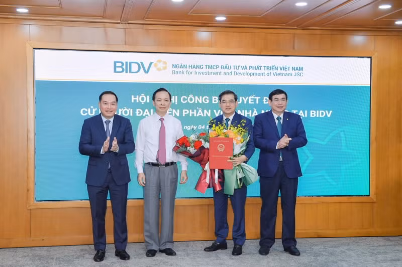 Trao Quyết định cho ông Đặng Văn Tuyên.