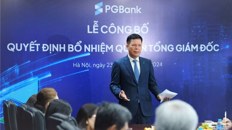 Ông Phạm Mạnh Thắng, Chủ tịch Hội đồng Quản trị phát biểu chúc mừng, giao nhiệm vụ cho quyền Tổng Giám đốc mới của PGBank. Ông Phạm Mạnh Thắng, Chủ tịch Hội đồng Quản trị phát biểu chúc mừng, giao nhiệm vụ cho quyền Tổng Giám đốc mới của PGBank.