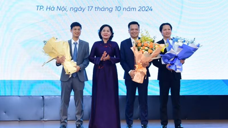 Thống đốc NHNN Việt Nam tặng hoa chúc mừng tân Thành viên HĐQT kiêm Tổng Giám đốc VietinBank (thứ hai từ phải sang). Thống đốc NHNN Việt Nam tặng hoa chúc mừng tân Thành viên HĐQT kiêm Tổng Giám đốc VietinBank (thứ hai từ phải sang).