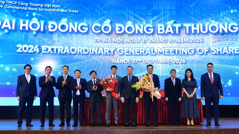 HĐQT VietinBank tặng hoa chúc mừng các Thành viên HĐQT mới.