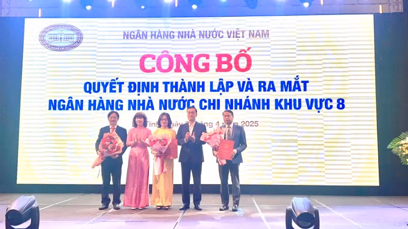 Phó Thống đốc Ngân hàng Nhà nước Phạm Quang Dũng trao quyết định cho Ban lãnh đạo Ngân hàng Nhà nước Khu vực 8.