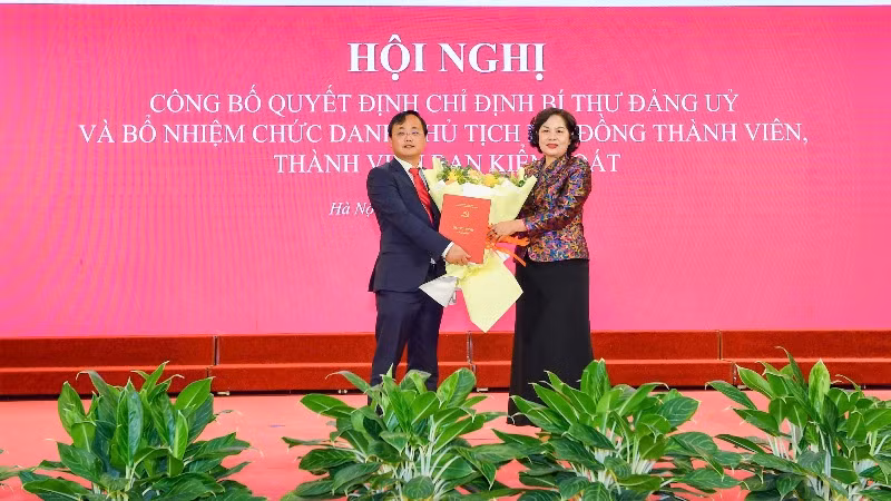 Thống đốc Ngân hàng Nhà nước Nguyễn Thị Hồng trao các quyết định cho ông Tô Huy Vũ.