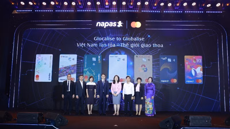 Lãnh đạo NAPAS, Mastercard và đại diện 6 ngân hàng phát hành Thẻ đồng thương hiệu NAPAS Mastercard.