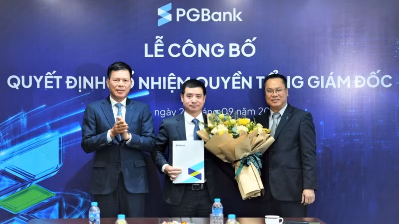 Đại diện Ban Lãnh đạo Ngân hàng PGBank chúc mừng quyền Tổng Giám đốc mới. Đại diện Ban Lãnh đạo Ngân hàng PGBank chúc mừng quyền Tổng Giám đốc mới.
