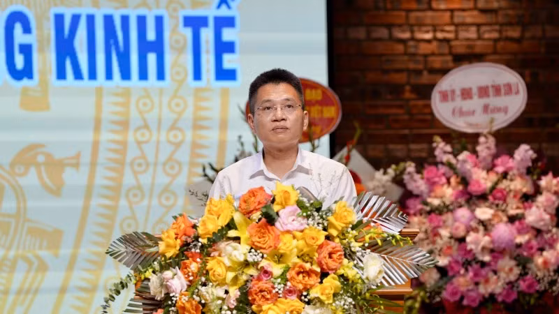 Quyền Giám đốc Ngân hàng Nhà nước Khu vực III Trịnh Công Văn báo cáo tại hội nghị. Quyền Giám đốc Ngân hàng Nhà nước Khu vực III Trịnh Công Văn báo cáo tại hội nghị.