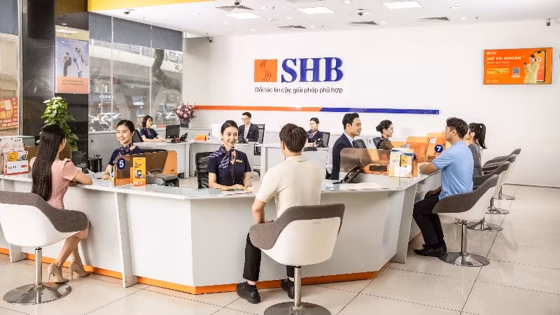 Giao dịch khách hàng tại chi nhánh ngân hàng SHB.