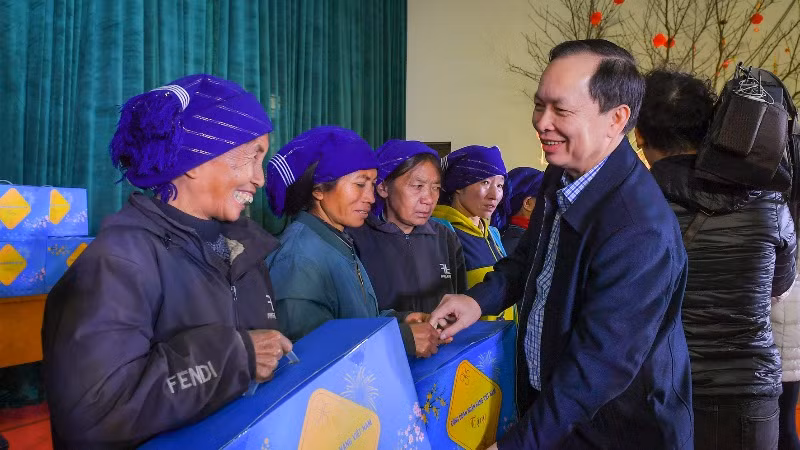 Phó Thống đốc Đào Minh Tú tặng quà bà con xã Y Tý. Phó Thống đốc Đào Minh Tú tặng quà bà con xã Y Tý.