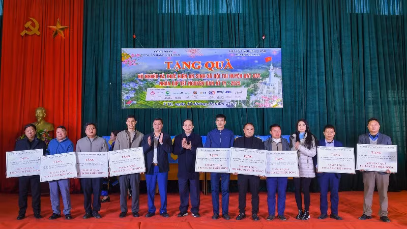 Đoàn công tác tặng quà Tết. Đoàn công tác tặng quà Tết.