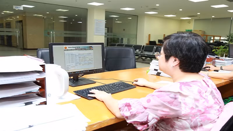Cán bộ nhân viên Kho bạc Nhà nước làm việc với tinh thần hết việc chứ không hết giờ.