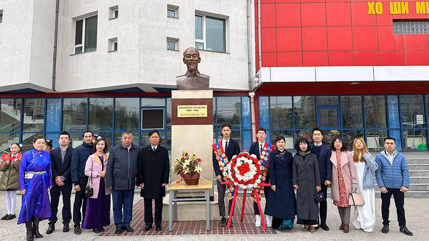 Cán bộ nhân viên Đại sứ quán, đại diện trường Hồ Chí Minh, kiều bào và du học sinh tại lễ dâng hoa.