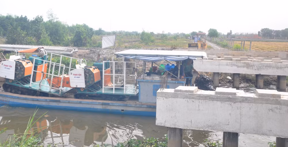 Phương tiện chở máy gặt đập liên hợp sẽ không qua được cầu nếu xây dựng như thiết kế hiện nay.