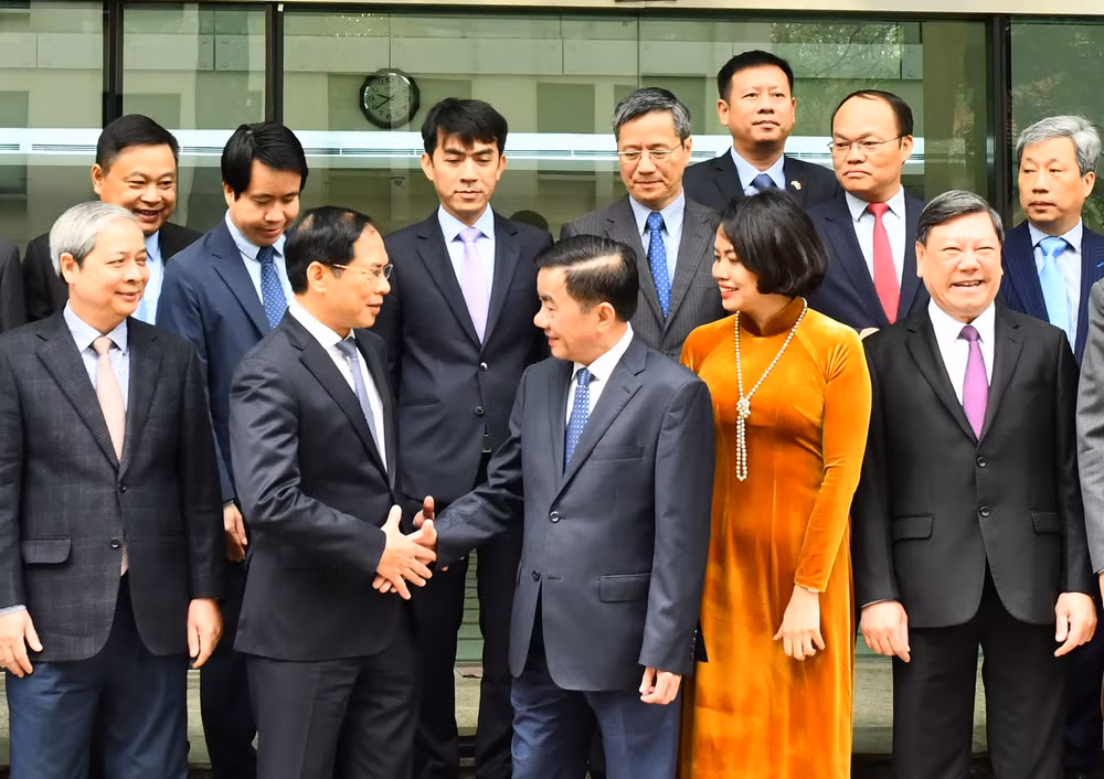 Đồng chí Trần Cẩm Tú với các Trưởng Cơ quan đại diện Việt Nam ở nước ngoài tại buổi gặp mặt.