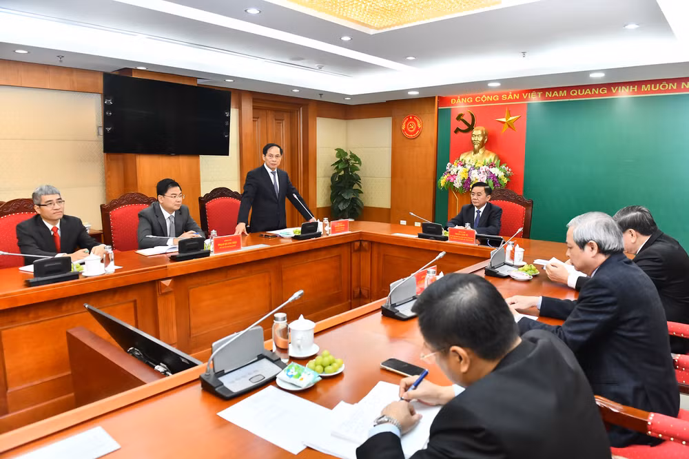 Đồng chí Bùi Thanh Sơn, Ủy viên Trung ương Đảng, Bộ trưởng Ngoại giao phát biểu tại buổi gặp mặt.