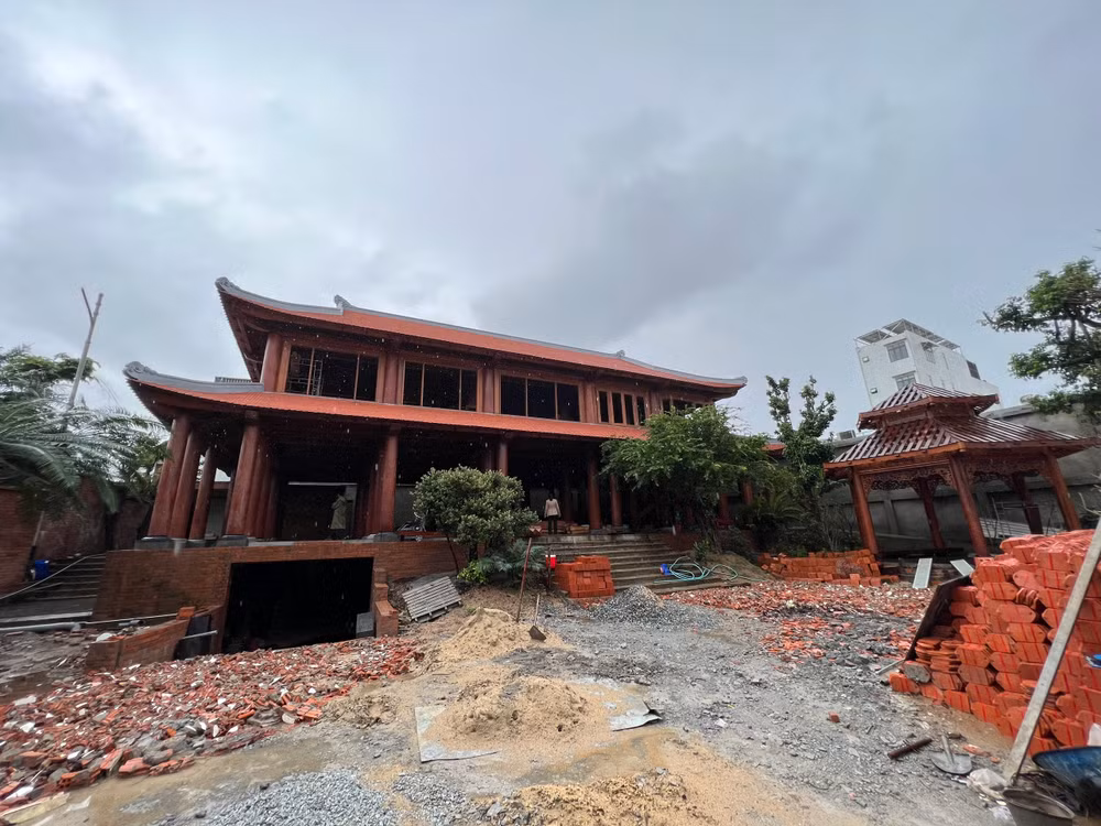 Khối nhà kiên cố, bề thế mà ông Nguyễn Hồng Sơn trái phép trên đất lúa. 