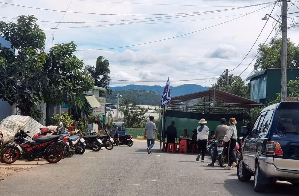 Nhiều người đến thăm viếng cô giáo Ma Huyền. Nhiều người đến thăm viếng cô giáo Ma Huyền.