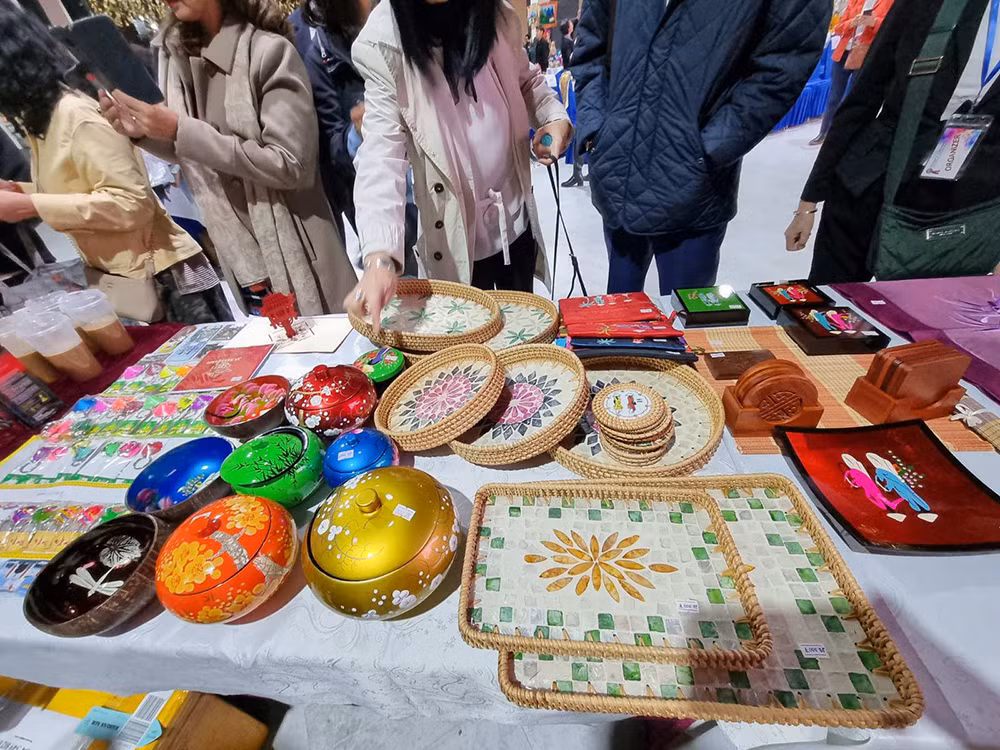 Các sản phẩm thủ công mỹ nghệ tại gian hàng của Đại sứ quán Việt Nam.