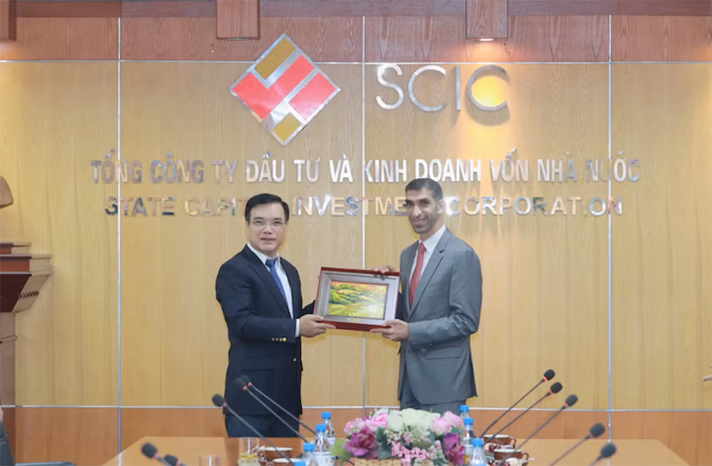Quốc vụ khanh phụ trách Thương mại Quốc tế, Bộ Ngoại thương UAE Thani bin Ahmed Al Zeyoudi và Chủ tịch Hội đồng Thành viên SCIC Nguyễn Chí Thành chụp ảnh lưu niệm. Quốc vụ khanh phụ trách Thương mại Quốc tế, Bộ Ngoại thương UAE Thani bin Ahmed Al Zeyoudi và Chủ tịch Hội đồng Thành viên SCIC Nguyễn Chí Thành chụp ảnh lưu niệm.