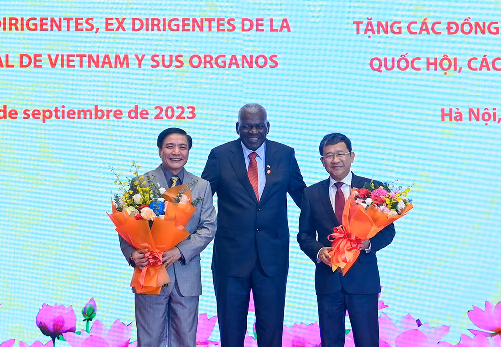 [Ảnh] Lễ trao Huân chương cao quý của nước Cộng hòa Cuba tặng lãnh đạo Quốc hội Việt Nam ảnh 10