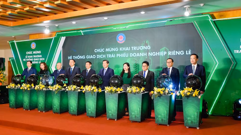 Phó Thủ tướng Chính phủ Lê Minh Khái và các đại biểu khai trương hệ thống giao dịch trái phiếu doanh nghiệp riêng lẻ.