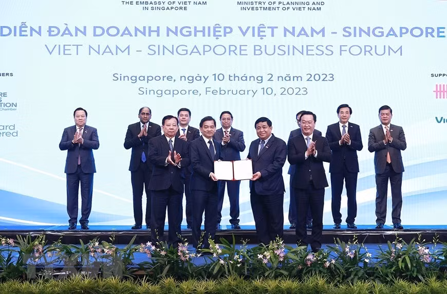 Thủ tướng Phạm Minh Chính chứng kiến Lễ trao thỏa thuận hợp tác giữa các cơ quan và doanh nghiệp hai nước.